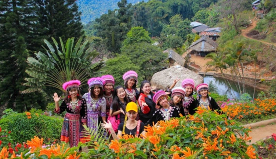 Trekking attraverso la foresta al Parco Nazionale di Doi Inthanon