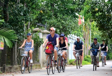 Giro in bicicletta fino al villaggio di Thuy Bieu (B, L)