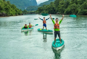 Navigazione nella grotta di Phong Nha in kayak