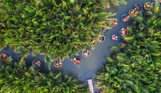 Barca a cesto nella foresta di cocco a Hoi An in un giorno