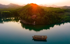 Crociera sul fiume dei Profumi: Un viaggio tranquillo tra la bellezza e la serenità di uno dei fiumi più iconici del Vietnam