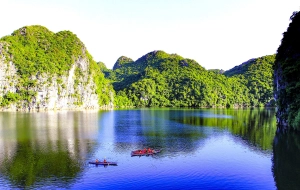Le acque smeraldine di Cat Ba e le spettacolari cime di Lan Ha
