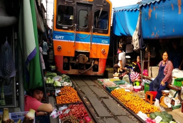 Bangkok - Mercato ferroviario di Maeklong - Mercato galleggiante di Damnoen Saduak - Volo per Chiang Rai (B)