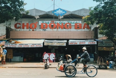 Visita al mercato di Dong Ba - Trasferimento a Hoi An - Visita alla penisola di Son Tra e alle Montagne di Marmo. Pernottamento a Hoi An