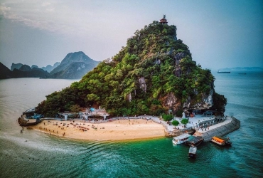 Hanoi - Baia di Ha Long - Grotta di Luon - Isola di Titop (B, L, D)