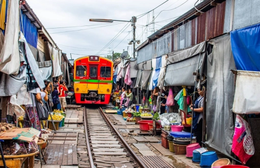 Scoprire il mercato ferroviario di Maeklong