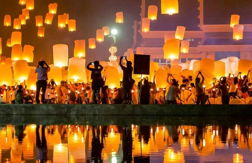 La notte delle lanterne Loy Krathong in Thailandia