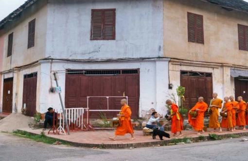 Esplora la cerimonia dell'elemosina di Tak Bak a Luang Prabang