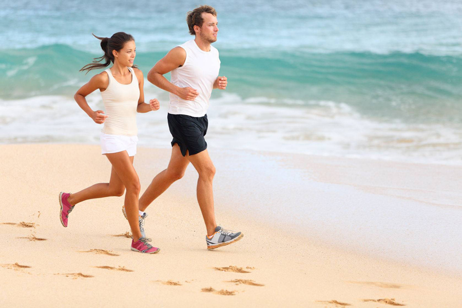 Turisti possono fare jogging e andare in bicicletta lungo la spiaggia