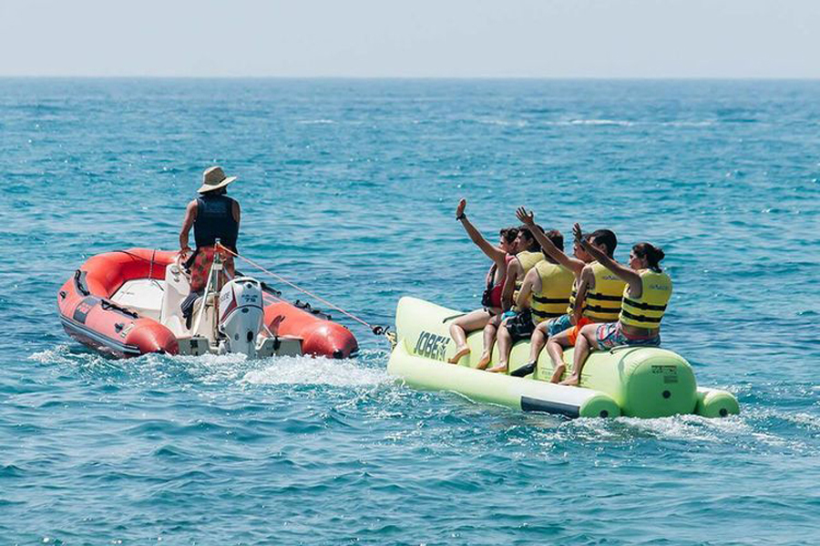 Il giro in banana boat è un'attività adatta ai turisti che arrivano in gruppo