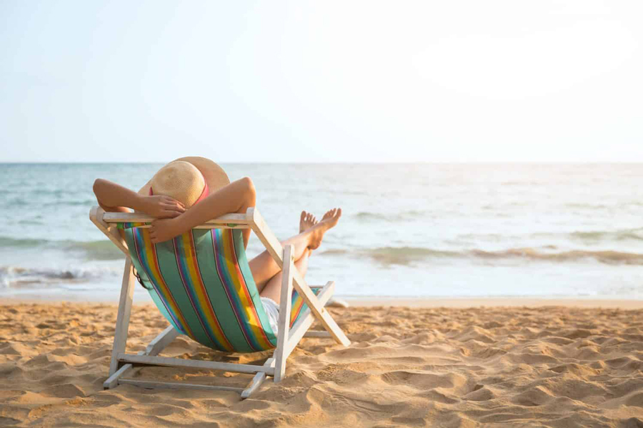 I visitatori potrebbero prendere il sole sulla spiaggia di Cha-Am