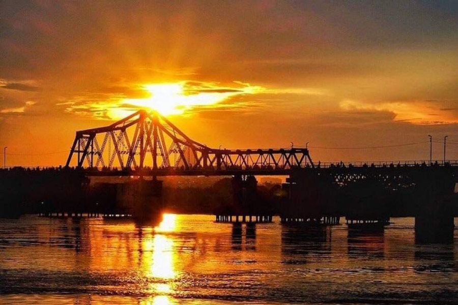 Guardare il tramonte sul ponte di Long Bien