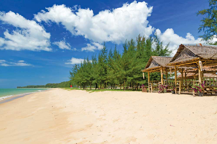 Spiaggia di sabbia dorata sull'isola di Koh Kho Khao