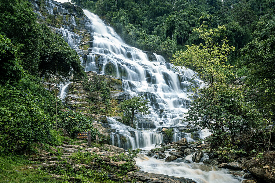 Maestosa cascata di Mae Ya