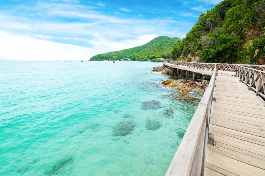 Il famoso molo di legno a Koh Larn