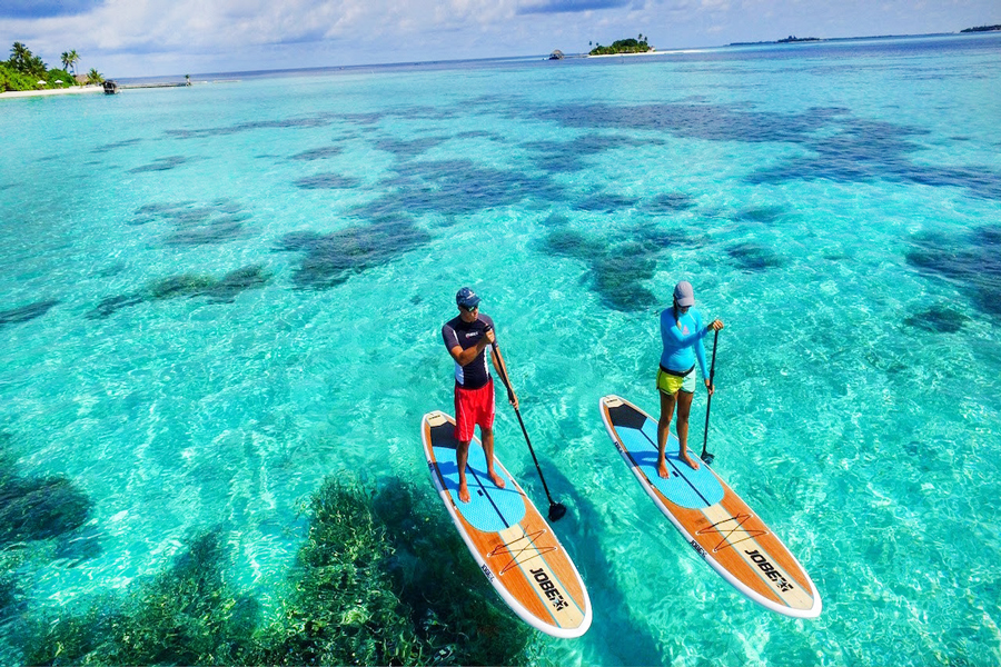 Paddle boarding su acque cristalline