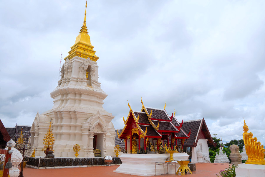  Il tempio principale di Wat Phra That Chaiyaphum è il fulcro che attira tutti gli sguardi