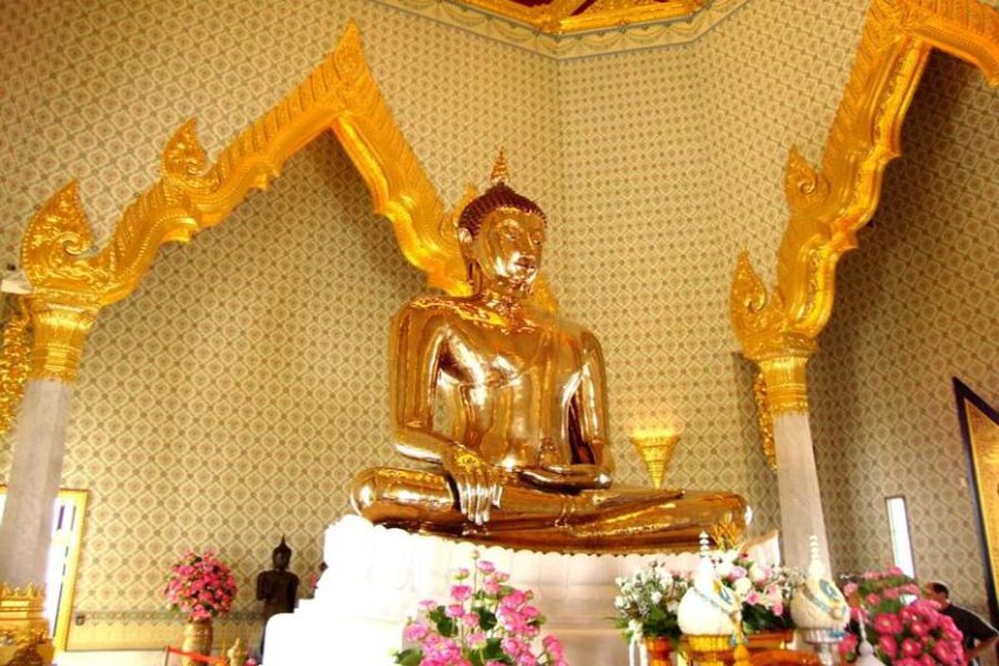 La statua dorata del Buddha Niramitr