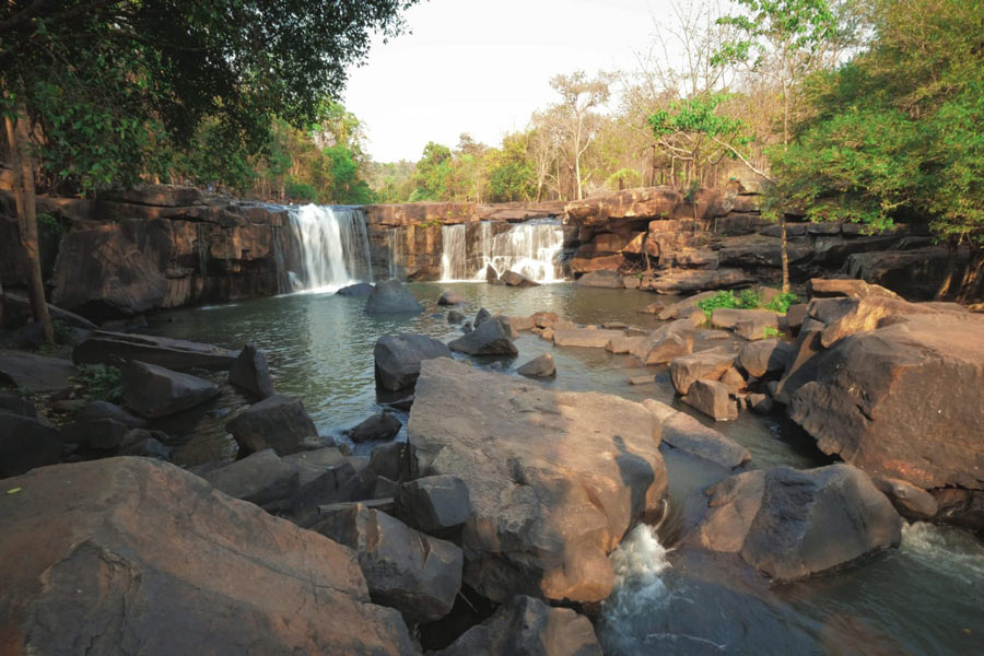 Panoramica sul clima della cascata di Tat Ton