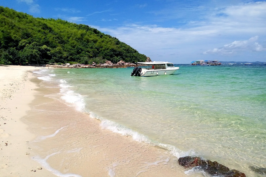 La spiaggia di Tawaen piena di sabbia bianca