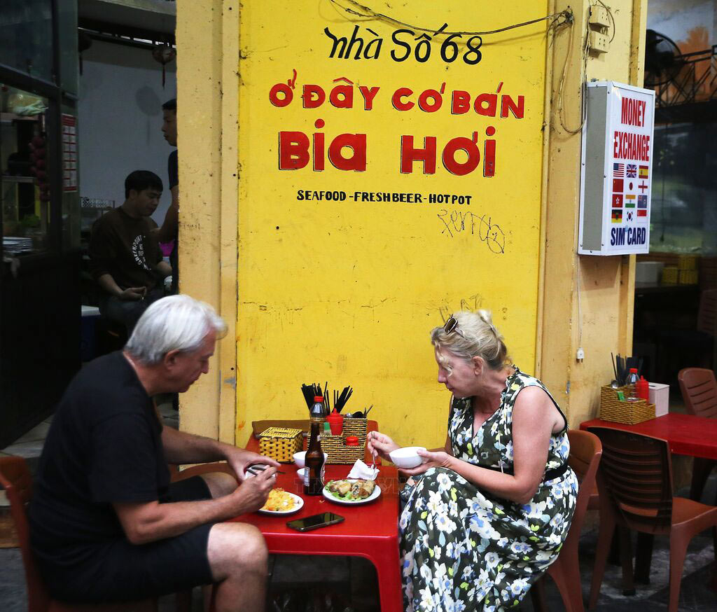 Turisti stranieri apprezanno birra ad Hanoi 