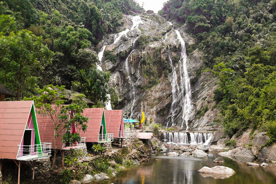 Area ecoturistica della cascata bianca a Quang Ngai