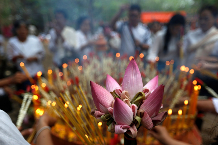 I tailandesi eseguono cerimonie di combustione dell'incenso nei templi e nelle pagode.