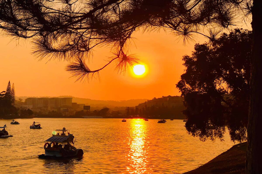 Tramonto poetico sul fiume dei profumi