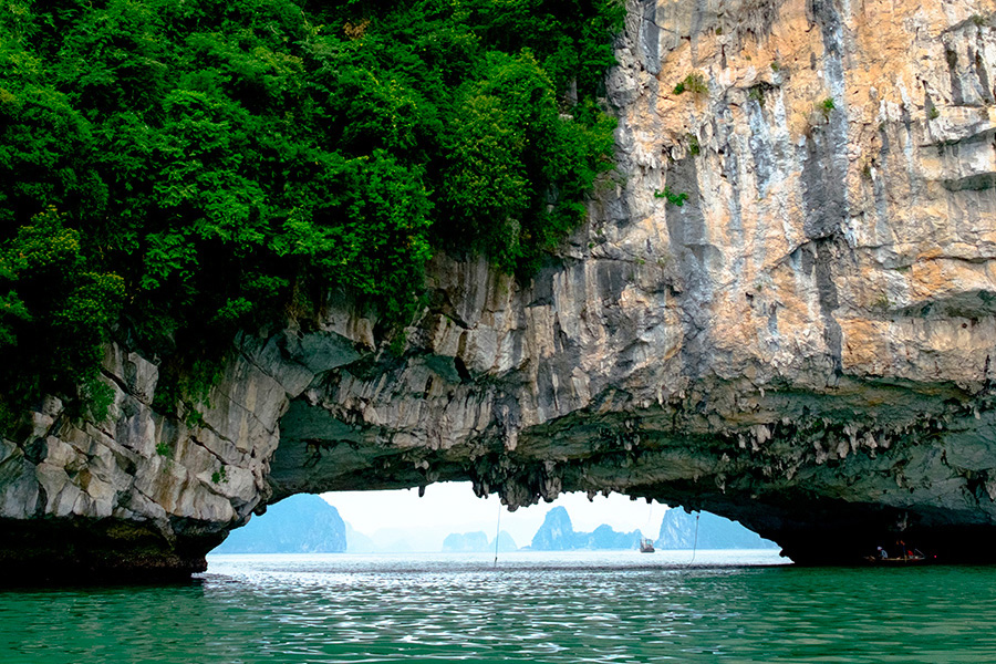 Le bellissime grotte scintillanti della baia di Halong - Vacanza in Vietnam