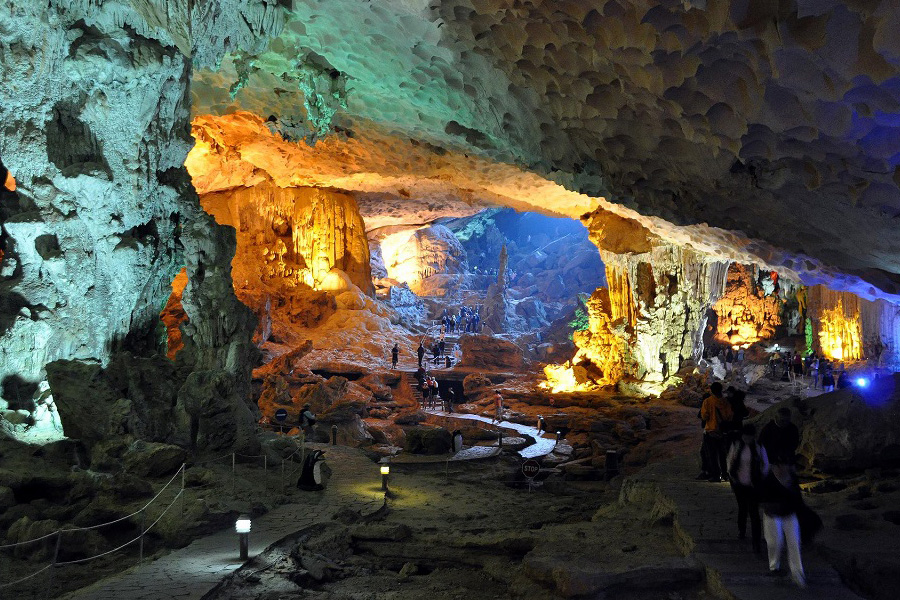 Le bellissime grotte scintillanti della baia di Halong - Vacanza in Vietnam