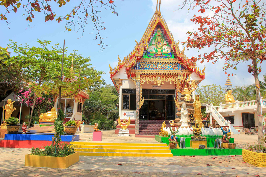 Visita il tempio a Koh Larn