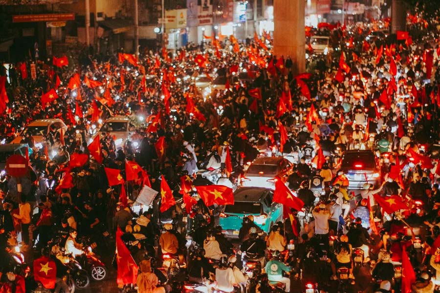 i Vietnamiti festeggiano la vittoria della nazionale di calcio