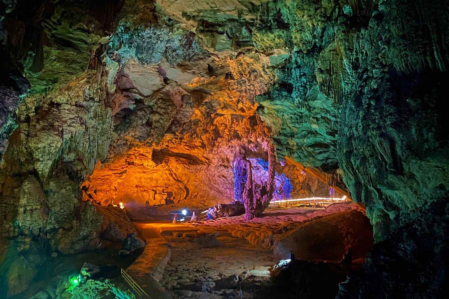 Le stalattiti e le stalagmiti brillano meravigliosamente sotto la luce.