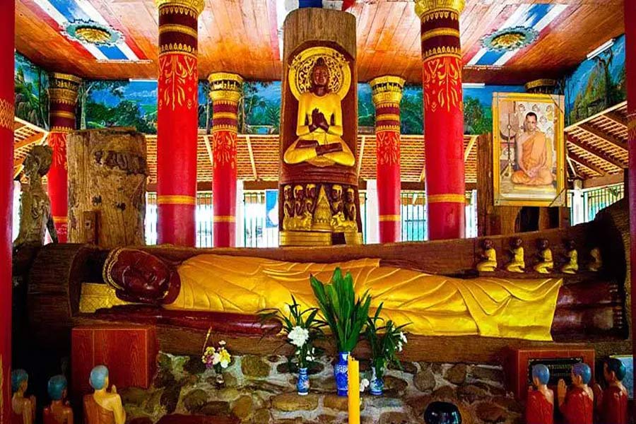 Sala principale del santuario e immagine del Buddha