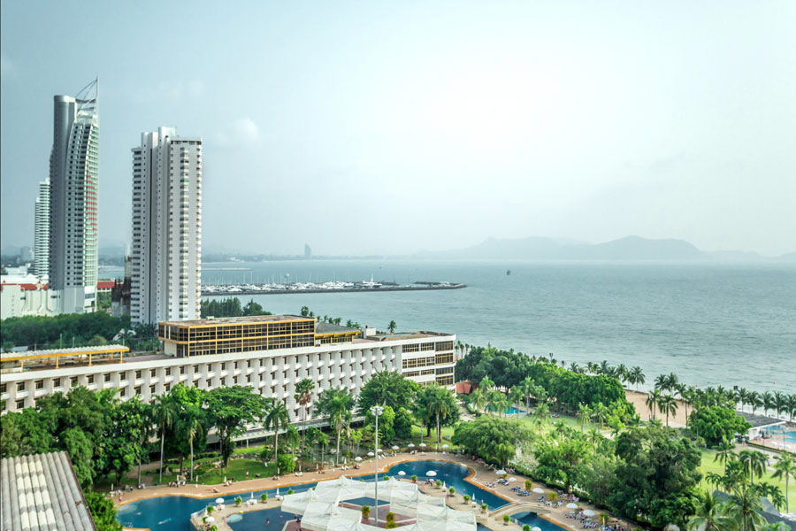 La spiaggia di Pattaya in un giorno di pioggia  