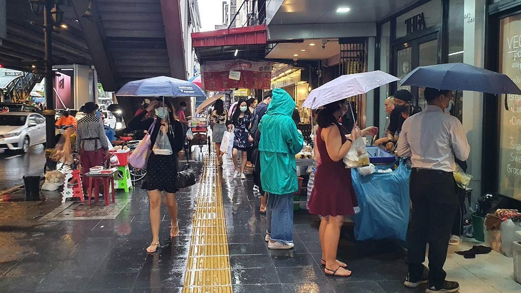 Camminare sotto la pioggia a bangkok 