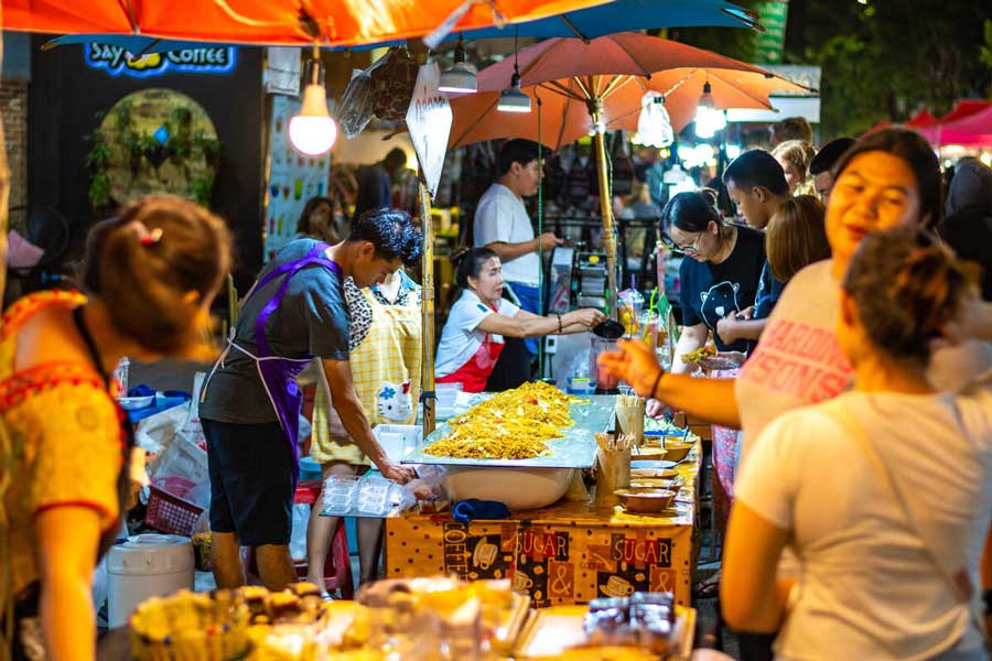 Passeggiando tra le bancarelle del mercato notturno a Chiang Mai