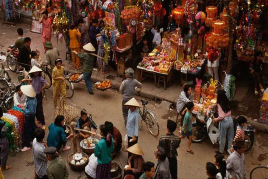 Scena vivace al mercato antico nei giorni che precedono il Tet