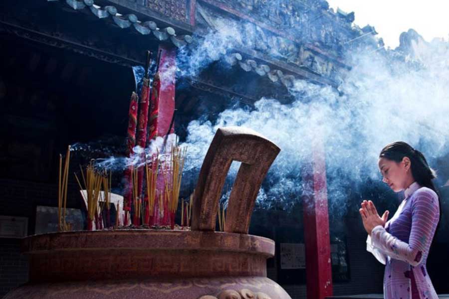 Bellezza culturale della tradizione di andare alla pagoda all'inizio dell'anno