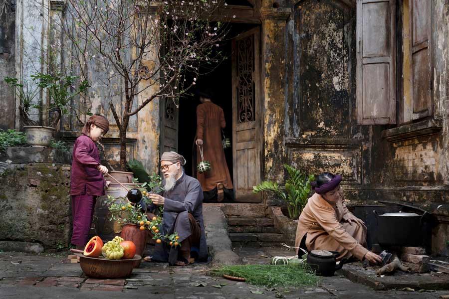 Tutta la famiglia prepara insieme il banh chung