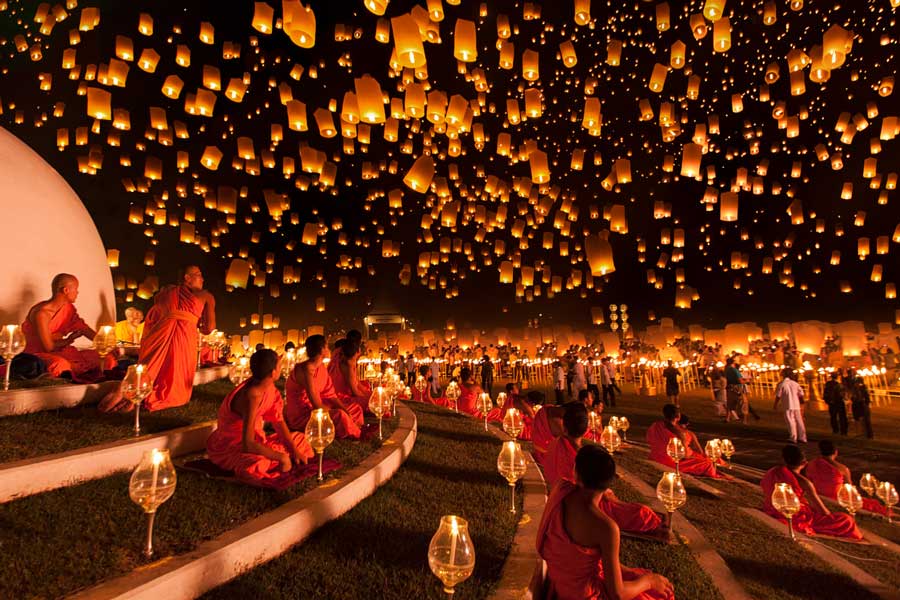 Guarda migliaia di lanterne celesti al festival Loy Krathong