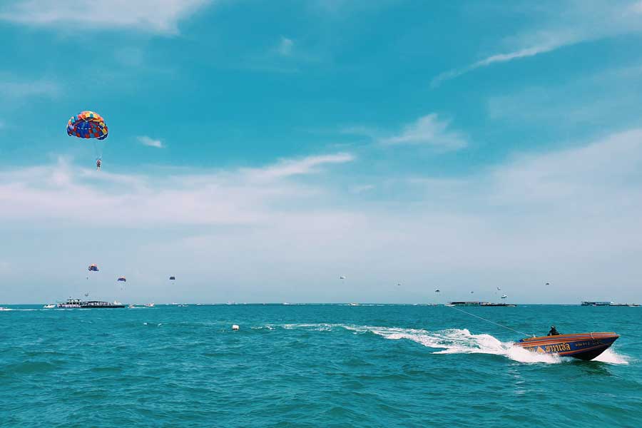 Parasailing a Pattaya