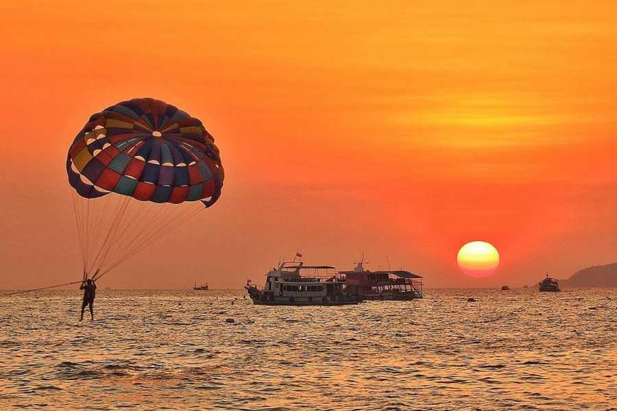 Volando sul mare e guardando il tramonto