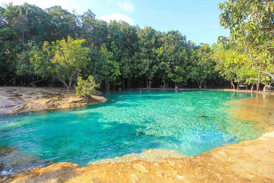 Immergiti nell'acqua calda e cristallina