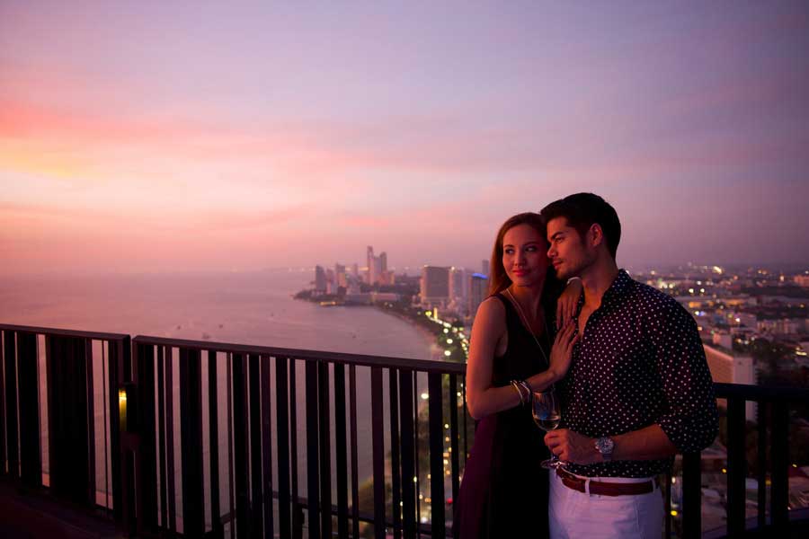 Ammirare la bellezza del tramonto sul Pattaya Viewpoint