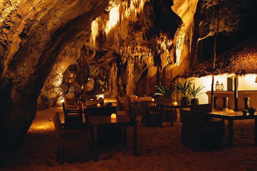 Ristorante all'interno della grotta naturale a Rayavadee